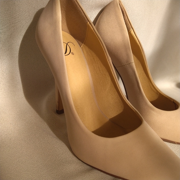 Classic Pointy Heels - Picture 3 of 5